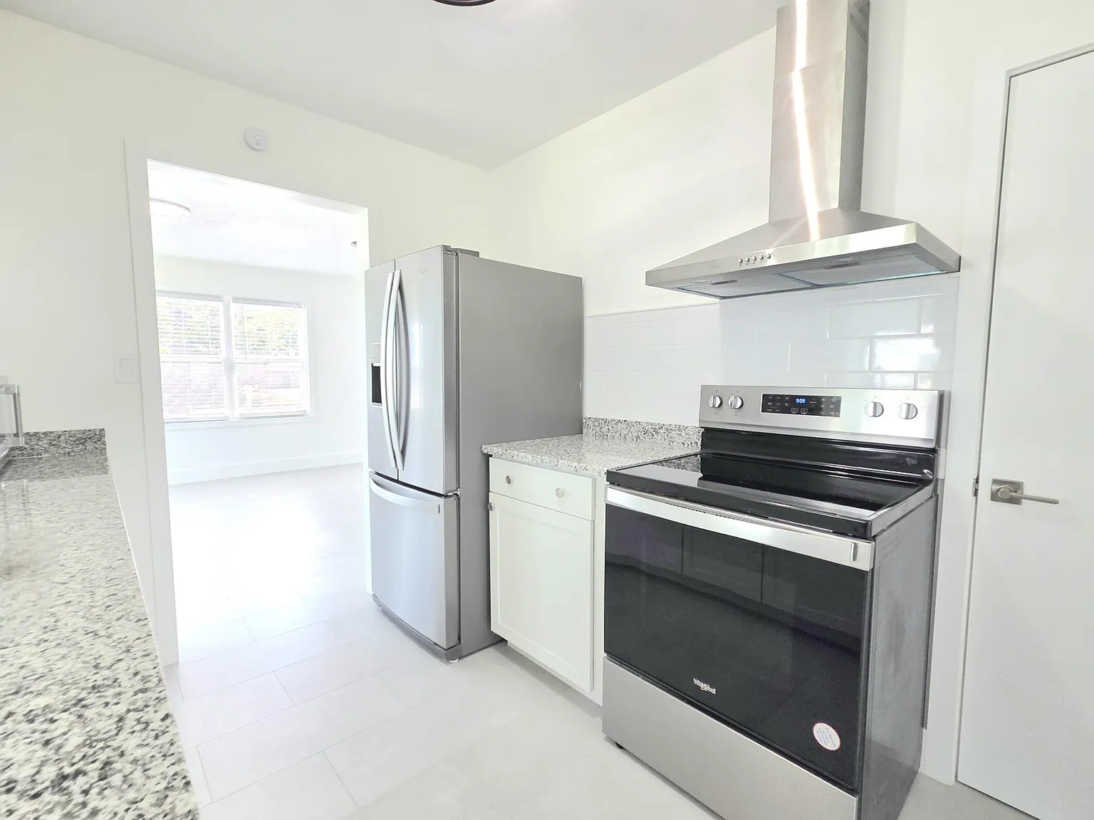 2 bed, 1.0 bath, 1138 sqft, $1,700 — Photo 3