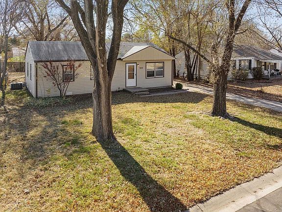 3rd image of 909 W Davis Dr