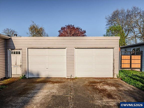 4th image of 2163 47th Ct NE