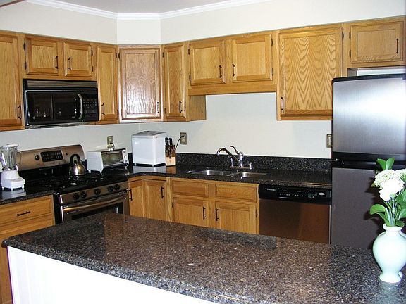 Updated kitchen w/quartz countertops