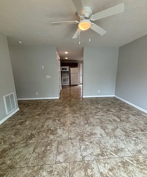 911 N Riverside Dr — Photo 30