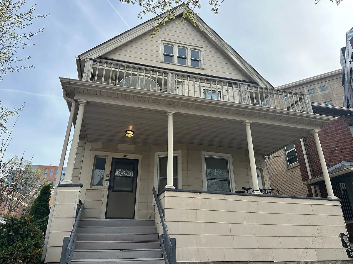 Building Photo - 203 S Henry St