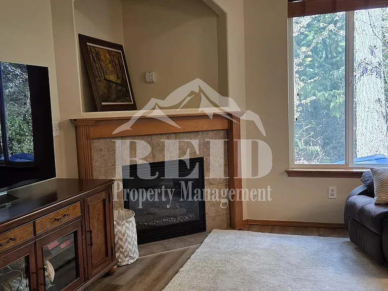100 NE Miramar Cir — Photo 7
