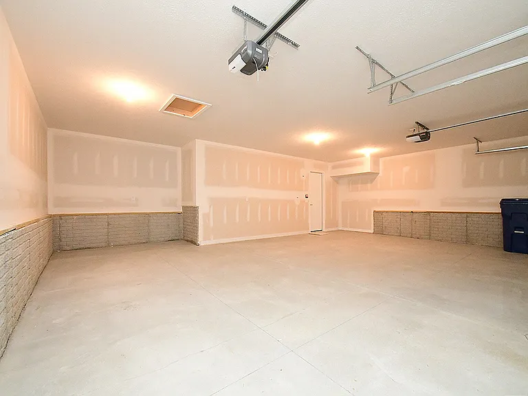 8121 S 198th Ave — Photo 32
