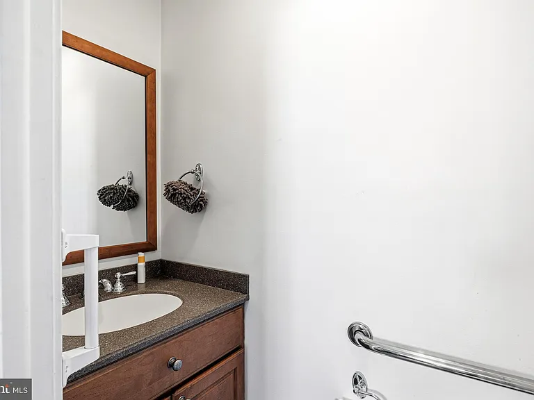 256 Hawthorne Ave — Photo 15