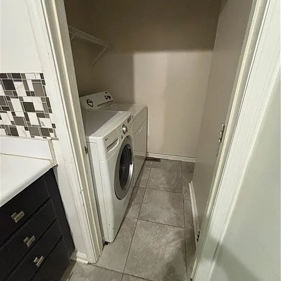 584 Windsor St SW — Photo 2
