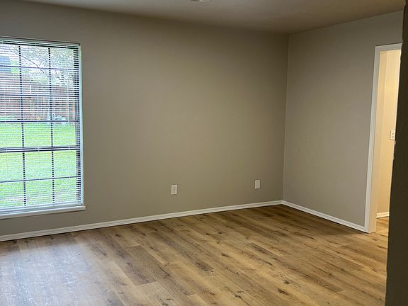 4th image of 810 N Dryden Cir