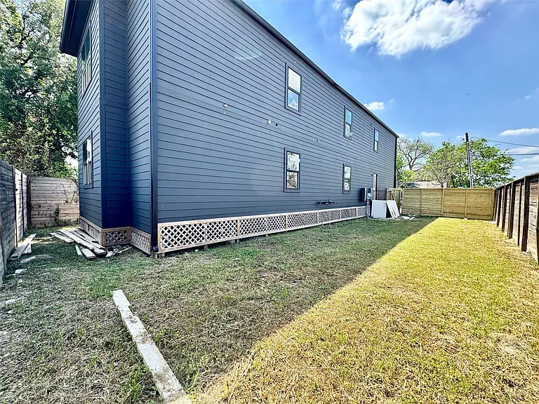 1002 E 33rd St — Photo 7