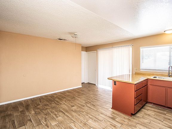 3rd image of 526 N Tercera Ave