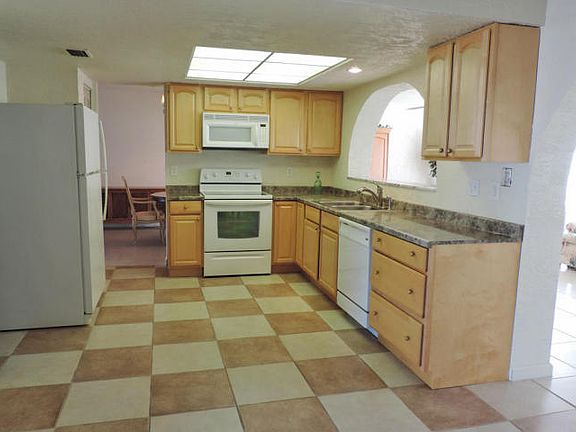 4th image of 461 NE Armory Cir