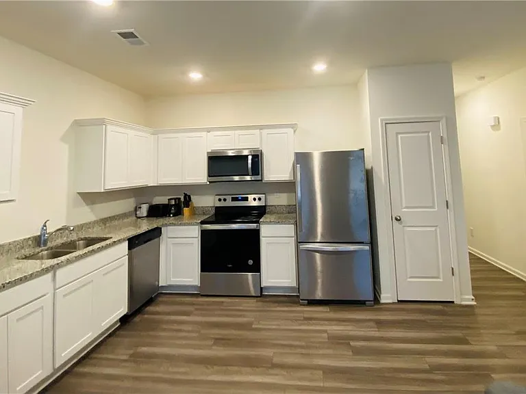 1042 Paddington Dr — Photo 2