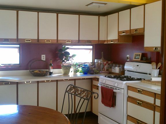 5th image of 718 Clarence Ave