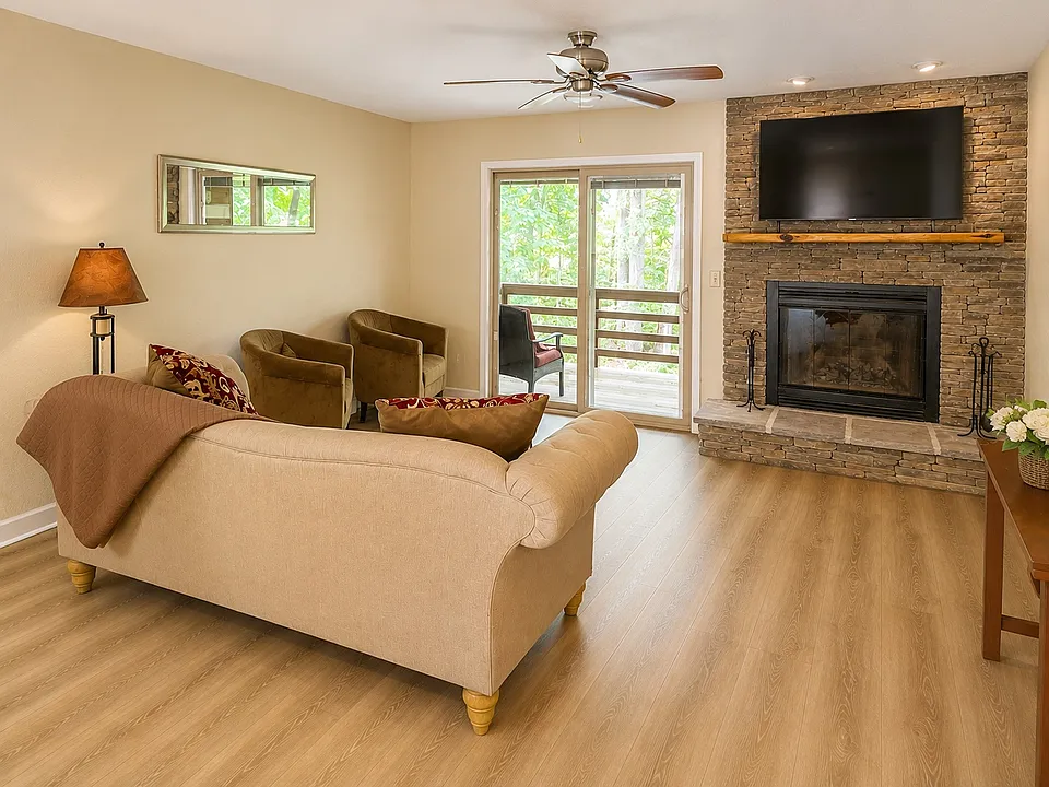 79 Riverside Villa Dr