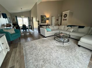 10921 Crown Point Ave, Omaha, NE 68164