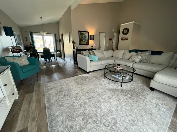 10921 Crown Point Ave, Omaha, NE 68164