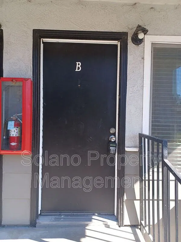 2 bed, 1.0 bath, 808 sqft, $1,695 — Photo 2