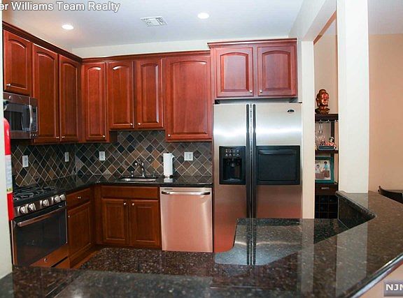 3rd image of 513 Coventry Dr