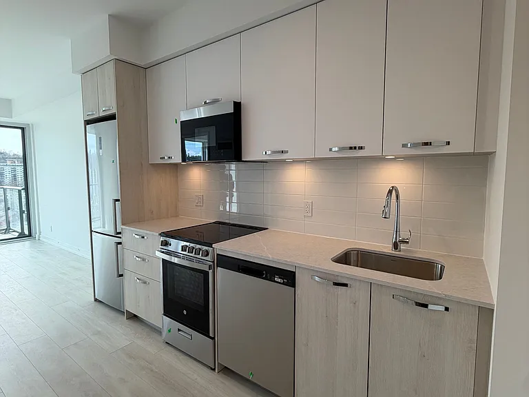 75 James St S #1323 — Photo 13