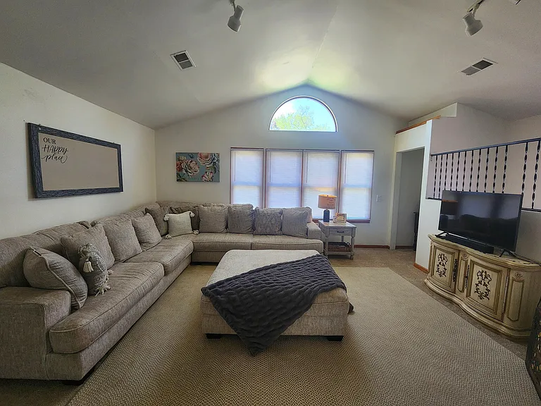 163 N California Ave — Photo 3
