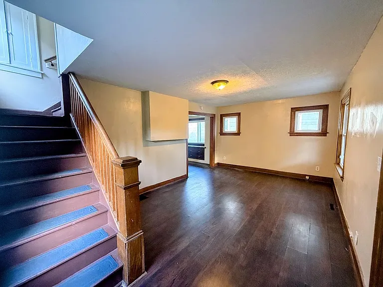 1055 Beardsley St — Photo 2