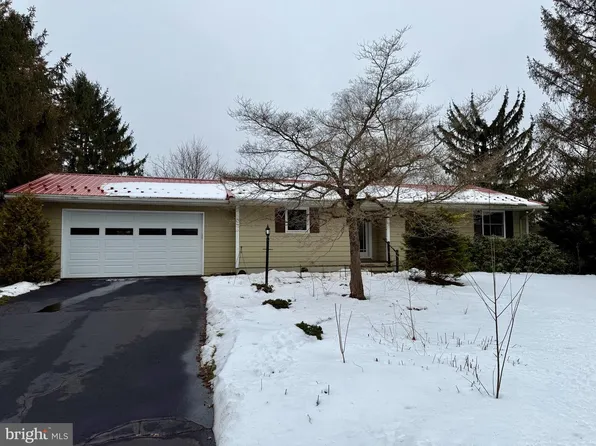 220 Val Verda Dr, Pennsylvania Furnace, PA 16865