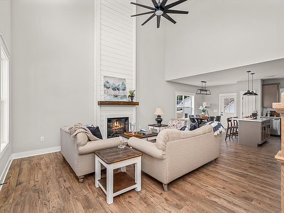 3rd image of 1627 Daly Dr