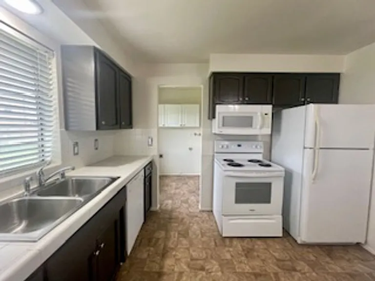 3620 W Albany Ave — Photo 6