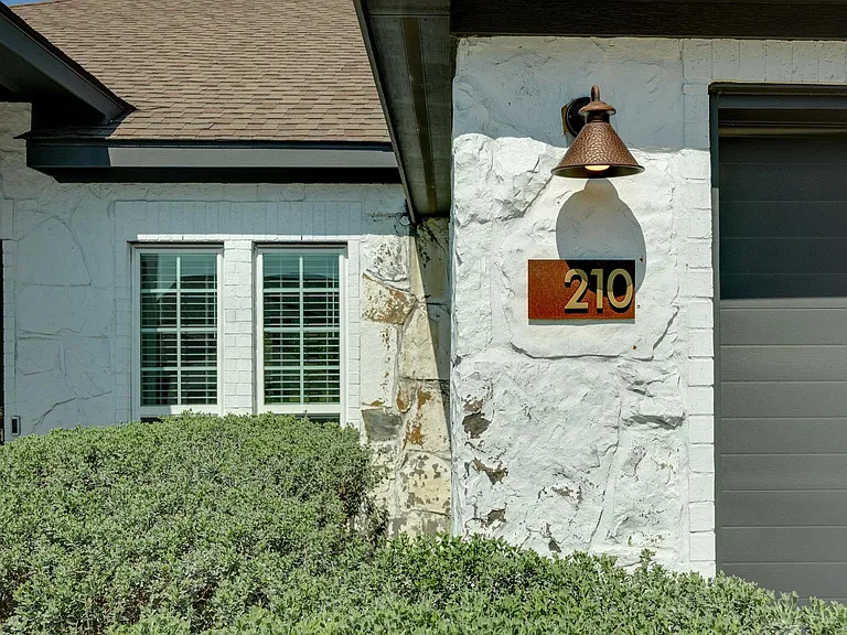 210 S Meadowlark St — Photo 3