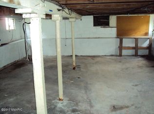 405 Cherry St, Three Oaks, MI 49128