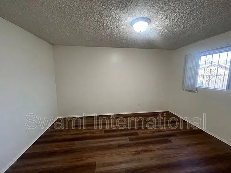 1303 W 107th St — Photo 27