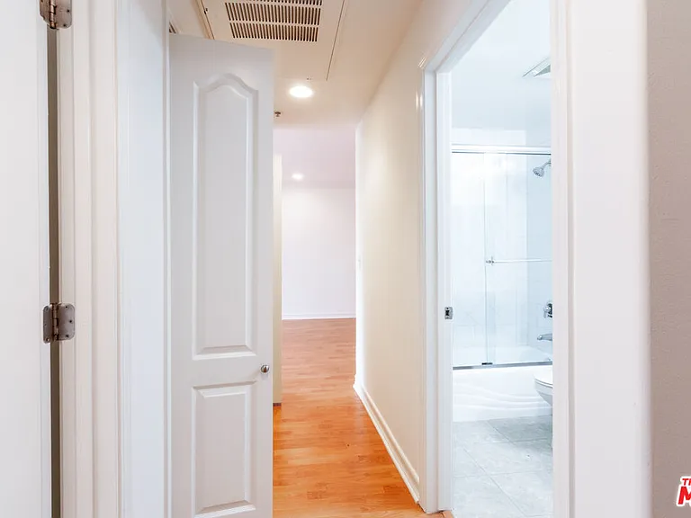 2335 S Bentley Ave #104 — Photo 30