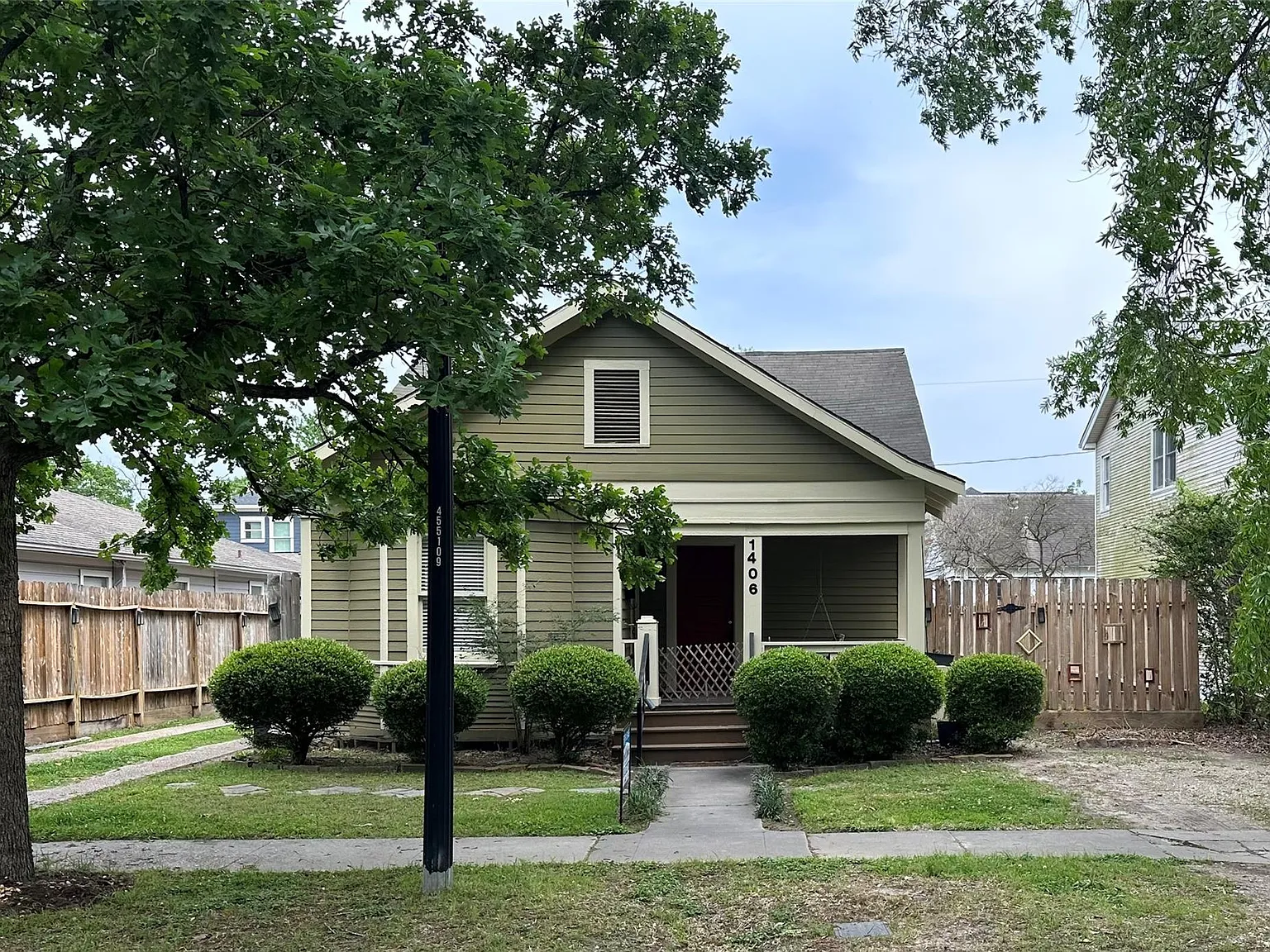 2 bed, 1.0 bath, 1180 sqft, $2,350 — Photo 1