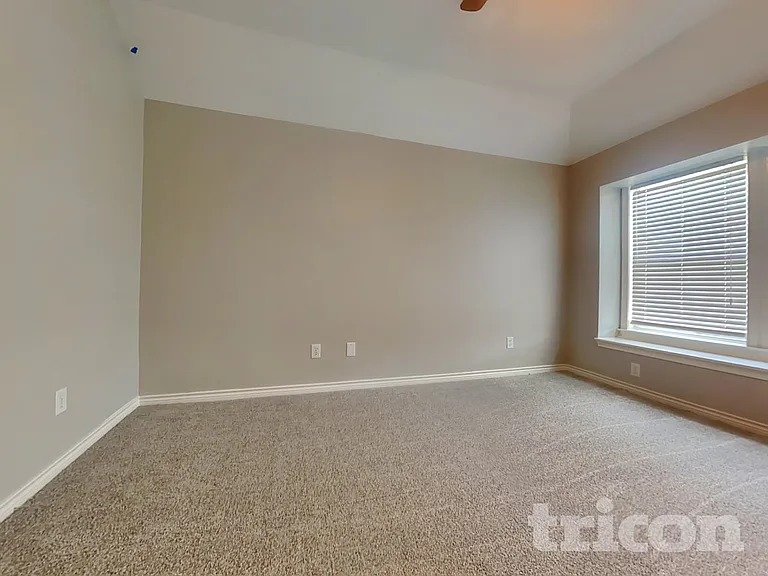 5816 Greenmeadow Dr — Photo 7