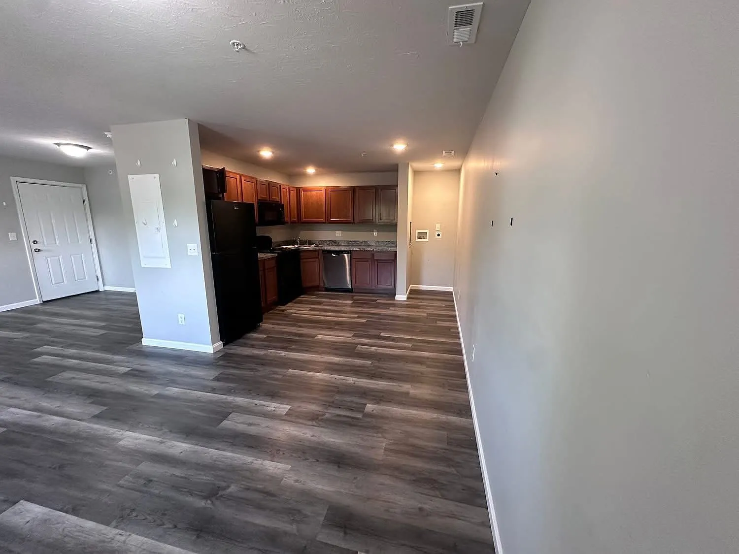 2 bed, 950 sqft, $1,050 — Photo 2