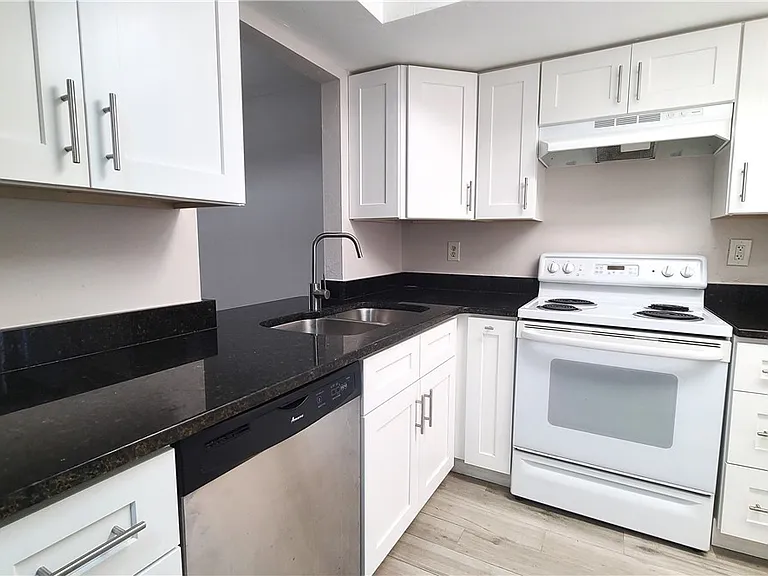930 SW 47th Ter #5 — Photo 1
