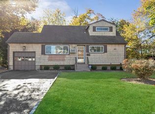 104 Cedar Dr W, Plainview, NY 11803