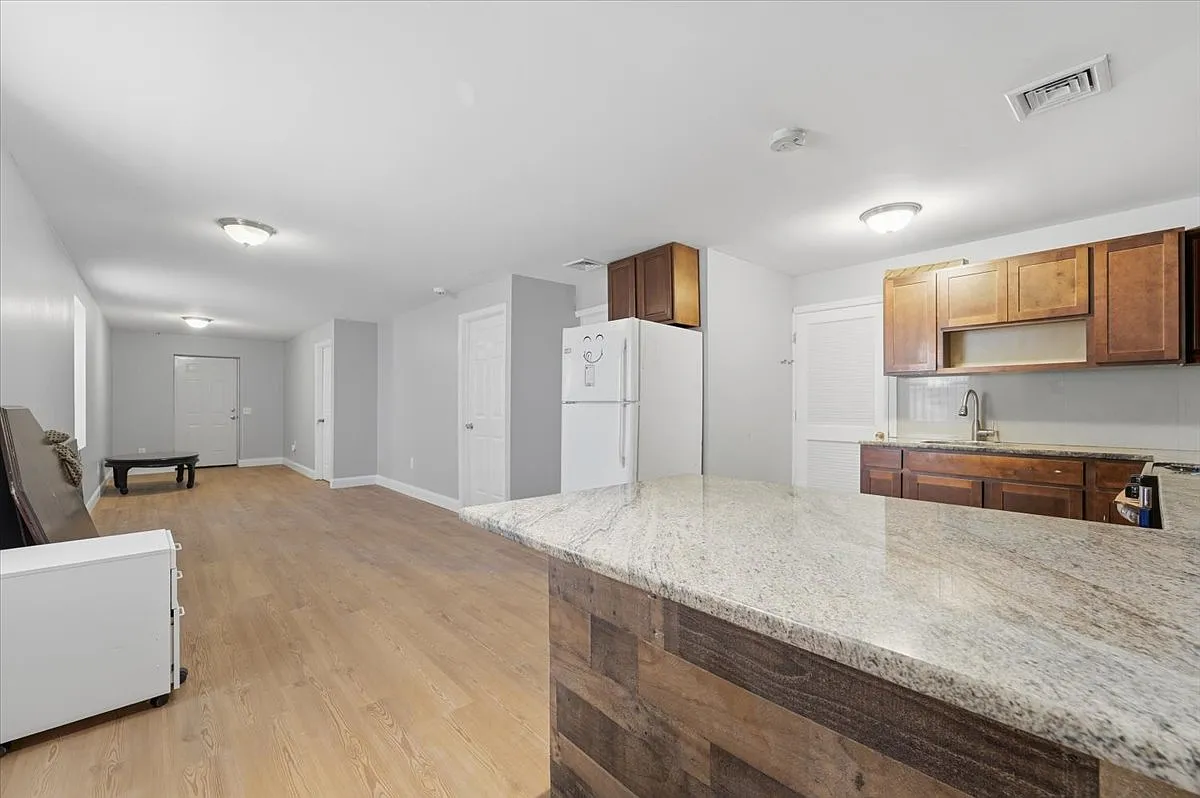 2 bed, 800 sqft, $1,700 — Photo 3