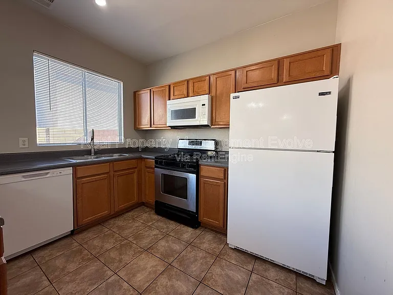 3930 W Irwin Ave — Photo 7
