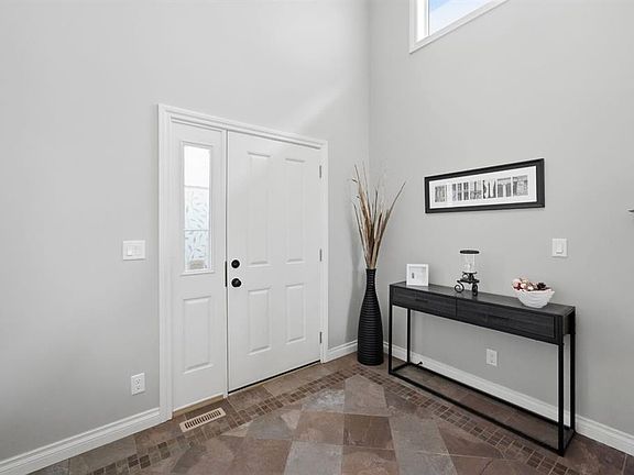 4th image of 62 N Traptow Close
