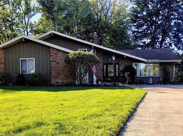 3888 Winton Park Dr, North Olmsted, OH 44070