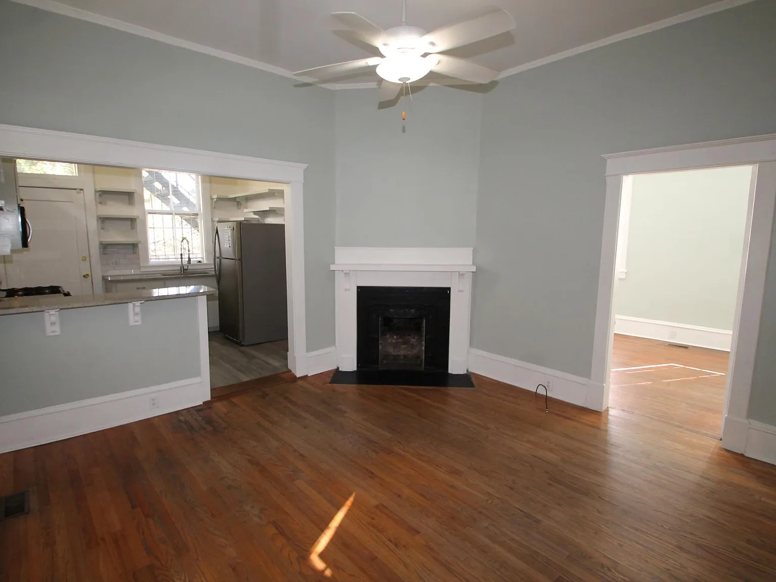 3 bed, 2.5 bath, 1425 sqft, $2,400 — Photo 4