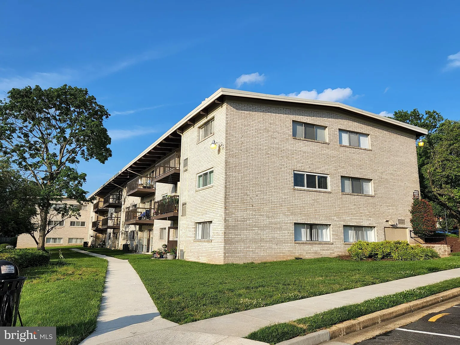 Fairfax Heritage Condo — Photo 4