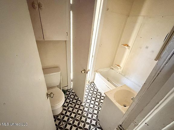 5th image of 4210 Chennault Ave