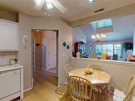 5th image of 811 Spring Lake Dr #811