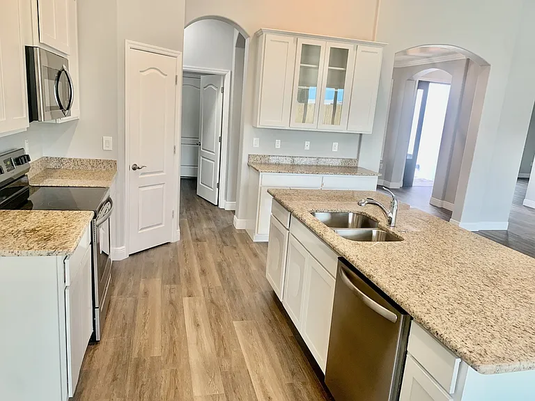 502 Americana Blvd NE — Photo 10