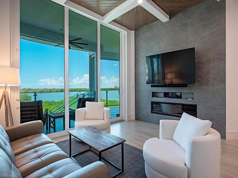 60 Seagate Dr #305