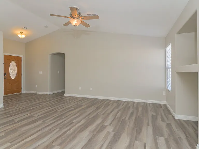 1100 Sport Of Kings Ave — Photo 5