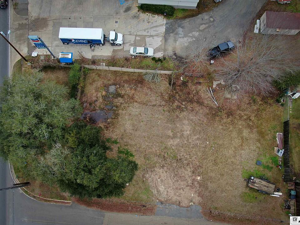 2nd image of 101 E Hilly Ave