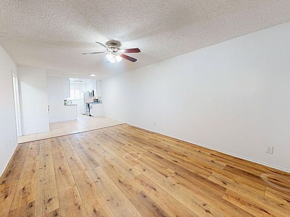 5th image of 20353 Saticoy St #8223