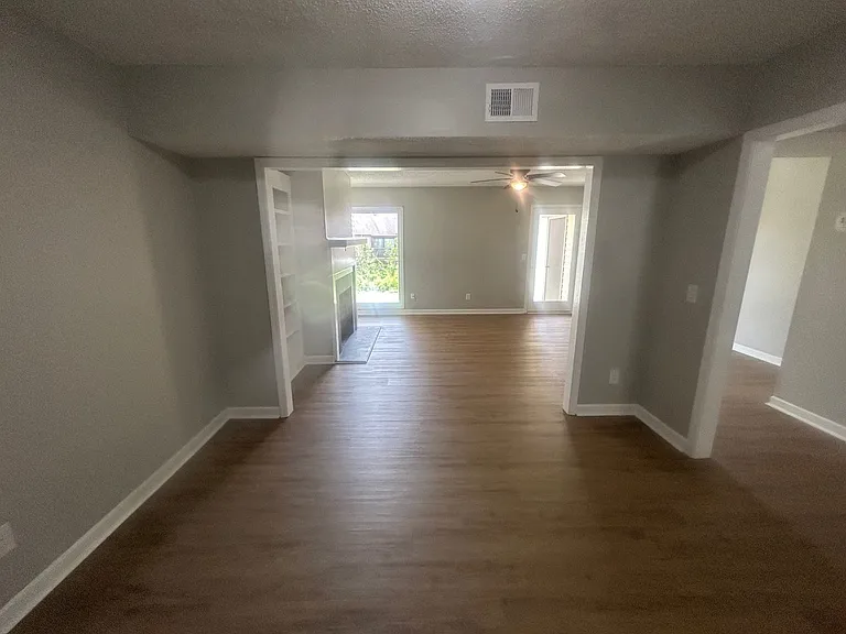 137 Lionsgate Dr — Photo 2